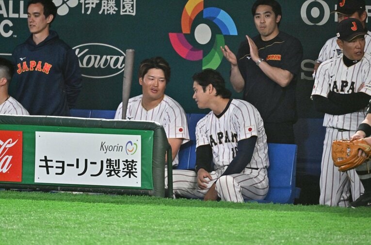 2026年WBCでも、村上は大谷と話し込む場面が　©Hideki Sugiyama
