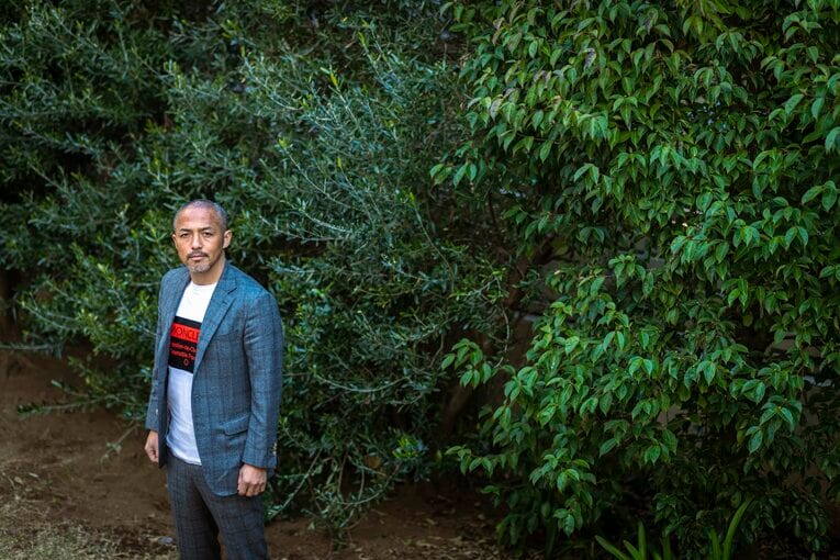 2023年、『Number』の取材に応じた小野伸二　©Takuya Sugiyama