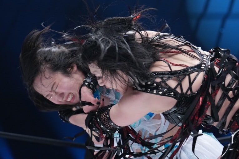 玖麗さやかを殴る上谷沙弥　©Essei Hara