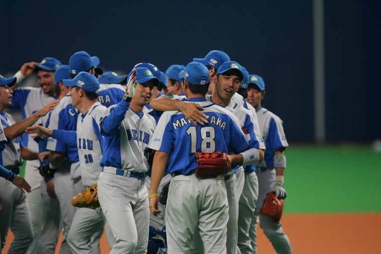 2004年日本シリーズで松坂と抱き合う和田　©Hideki Sugiyama