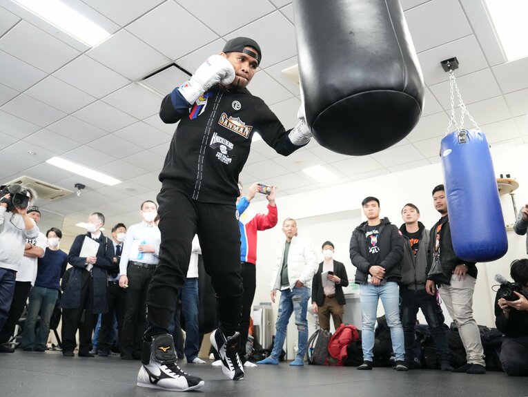 サンドバッグに左フックを打ち込むタパレス　©Naoki Fukuda