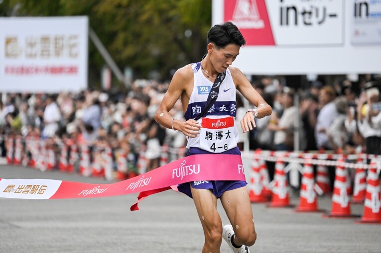 無念の表情でゴールする駒澤・篠原　　©Nanae Suzuki