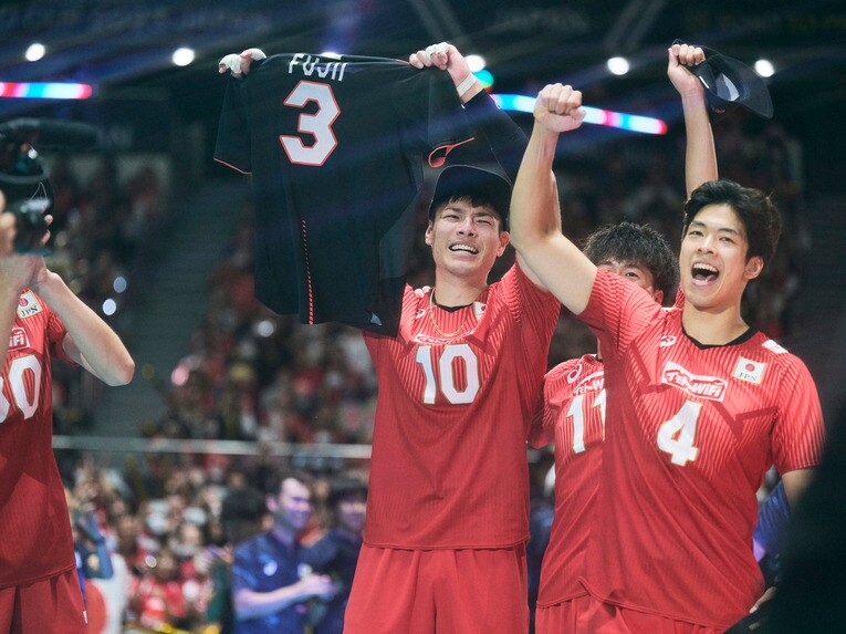 東レでチームメイトだった高橋健太郎。パリ五輪出場を決め、「背番号3」のユニフォームを掲げる　©Yuki Suenaga