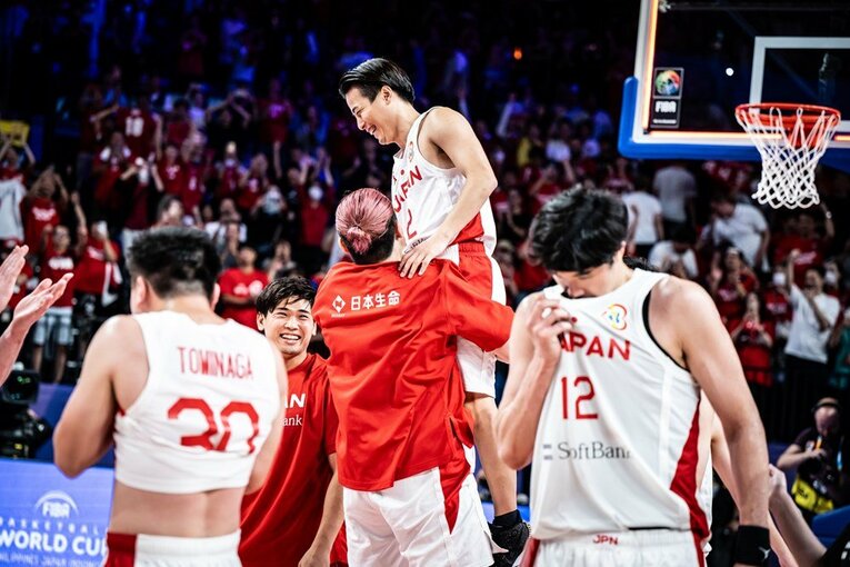 ベンチメンバーと喜びを分かち合う富樫　©︎FIBA