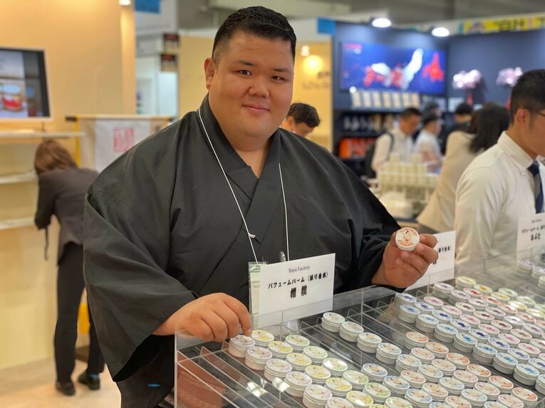 パフュームバームを手に馬油の魅力を語る打越さん