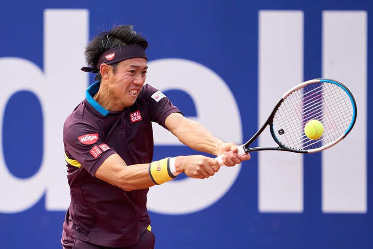 バックハンドのクロスでナダルの体勢を崩していく　©Getty Images