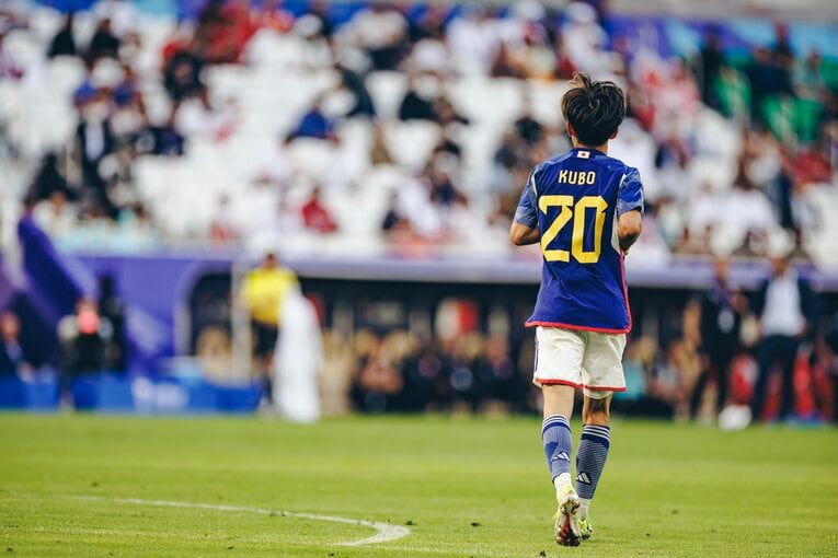 海外メディアからの質問にも丁寧に対応する姿が見られる久保　©Kiichi Matsumoto