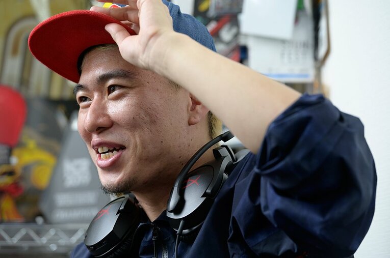 トークスキルを持ち合わせたプレイヤーが多い格闘ゲーム界においても、ボンちゃんは屈指のエンターテイナーである。 ／ photograph by Hirofumi Kamaya