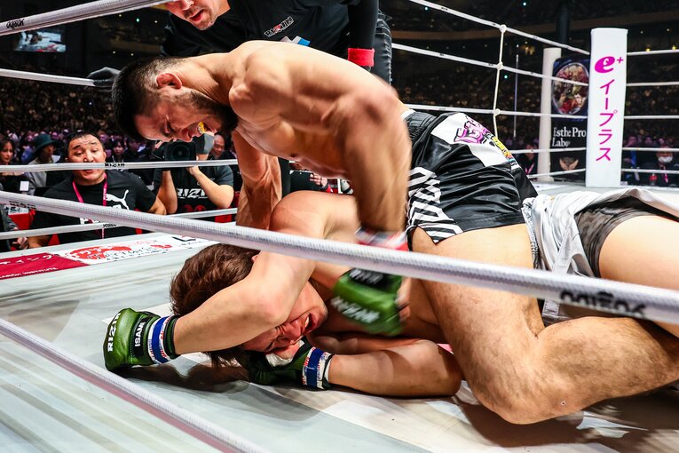 朝倉未来の顔面に強烈なパウンドを叩き込むシェイドゥラエフ（連続写真の3枚目） ©RIZIN FF Susumu Nagao