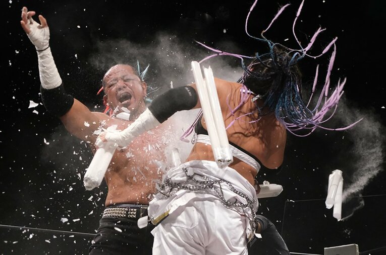 1月3日の新木場1stRING大会にて対戦した葛西純と山下りな ／ photograph by Norihiro Hashimoto