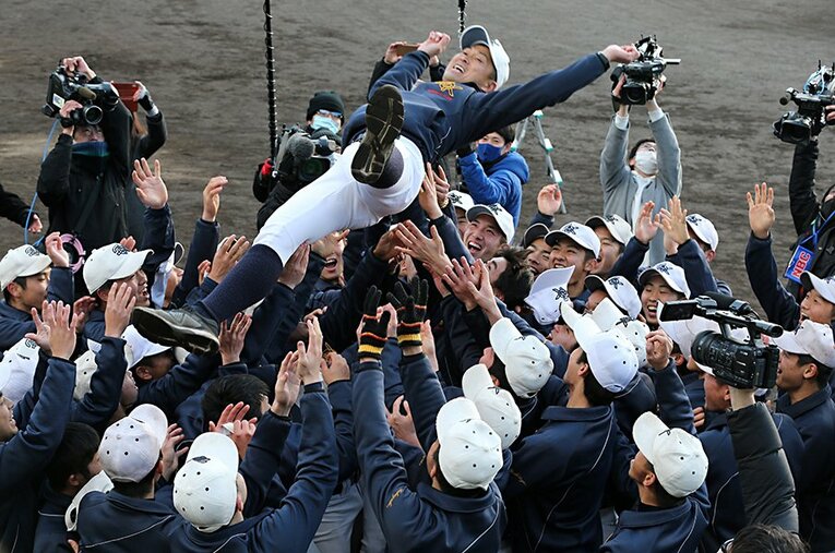 初出場を決め選手たちに胴上げされる大崎高校の清水監督 ／ photograph by KYODO