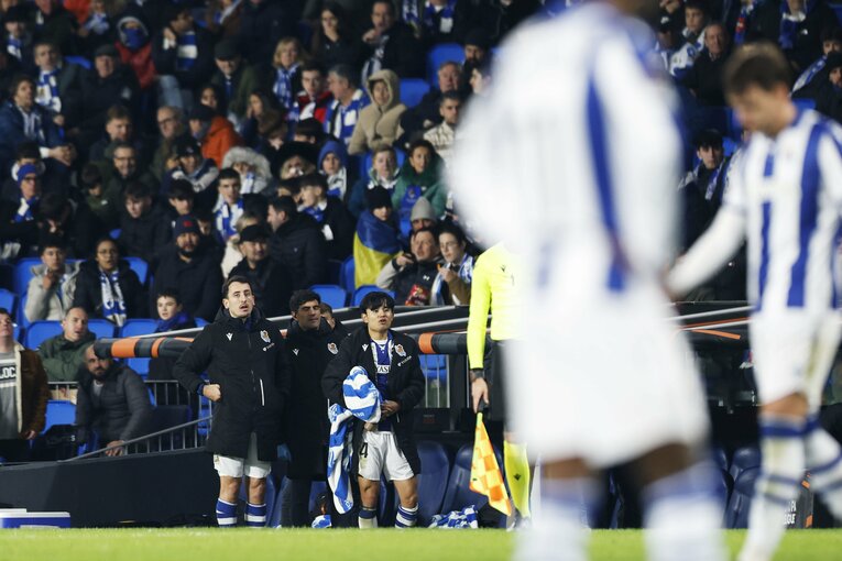 終了間際にはベンチから飛び出て戦況を見つめた