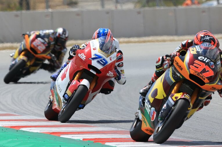 前を行くアウグスト・フェルナンデスを追う小椋。カタルーニャGPではトップレベルのライダーと遜色ない走りを披露した ／ photograph by Satoshi Endo