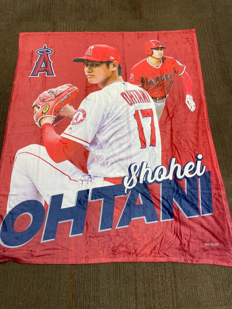 大谷のイラストが大きく描かれたタオル　©Angels Baseball