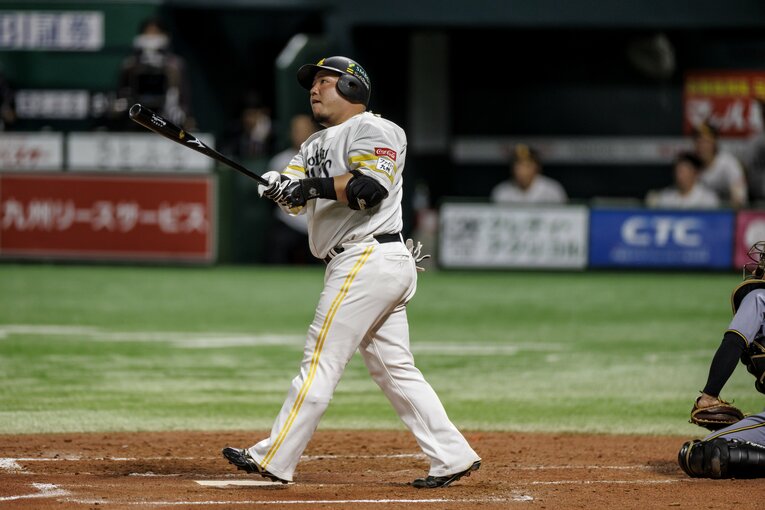 第2戦の2回に3ランホームランを放った山川穂高。打った瞬間に確信の表情で歩き出す　©️Kiichi Matsumoto