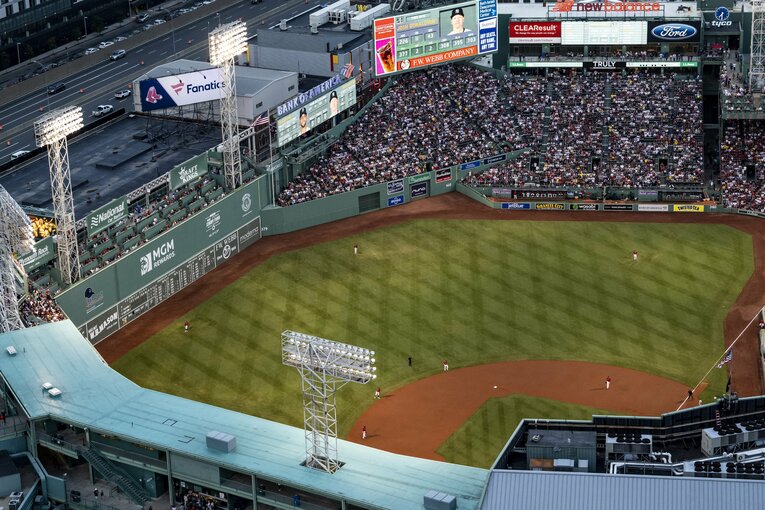 MLB最古のスタジアムとしても知られるレッドソックスの本拠地フェンウェイパーク。レフト後方にそびえたつ高さ11mの「グリーンモンスター」は、攻守において吉田の味方になってくれそうだ　©︎Billie Weiss/Boston Red Sox/Getty Images