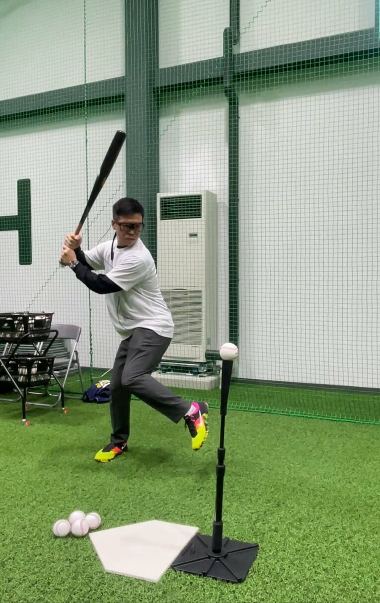 「アイトラッカー」を装着してバットを振る伊藤健治トレーナー　©︎Ayako Oikawa