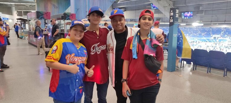 試合後、勝利を喜ぶベネズエラ人一家©Hiroaki Sawada