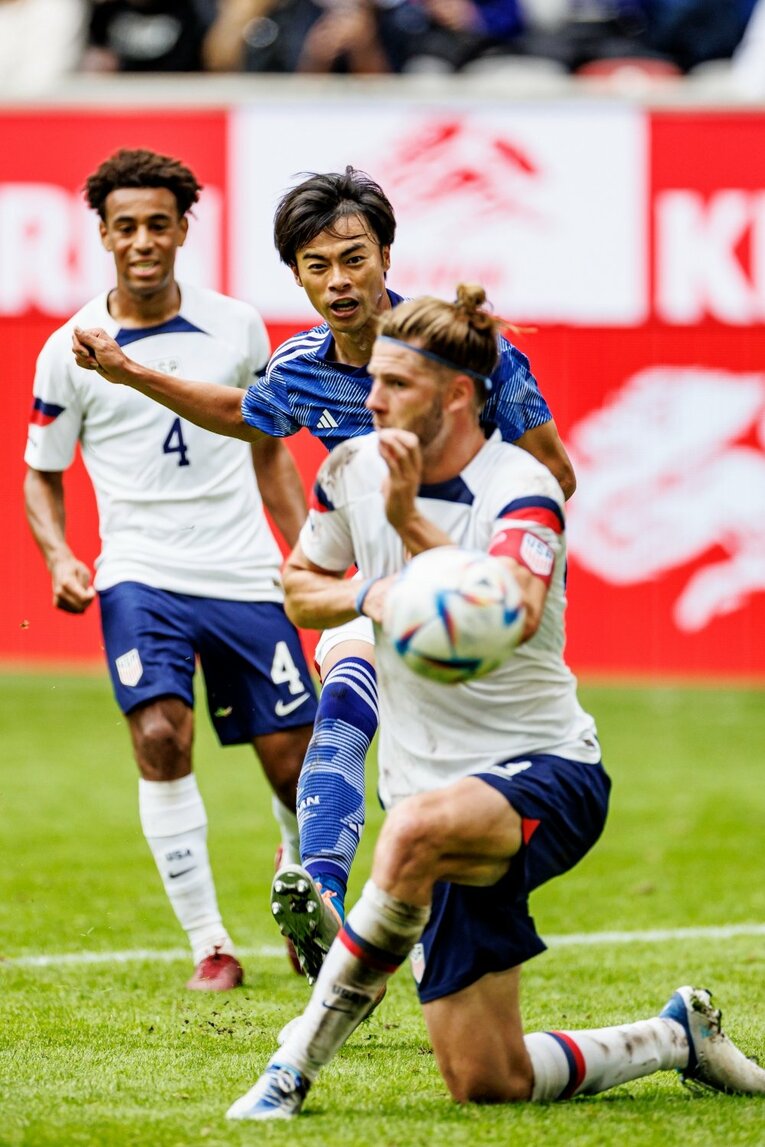 三笘薫のゴール連続写真（6／8）　©Kiichi Matsumoto