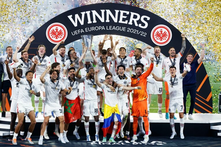 鎌田大地の号泣と“日の丸スパイク”に思い出す4年前の「カタールW杯には絶対出たいですよ」 長谷部誠とのEL優勝写真に“秘められた熱量”とは(49)