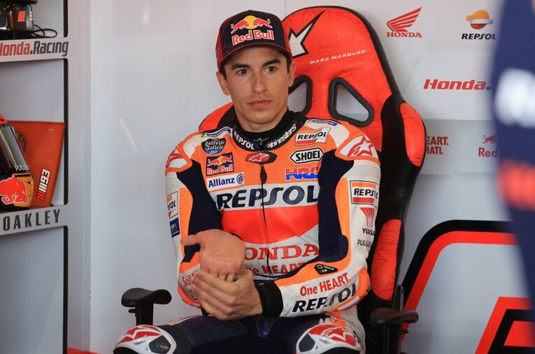 ピットでは時折ストレッチなどをして、骨折した左腕を気遣う仕草を見せたマルケス ／ photograph by Satoshi Endo