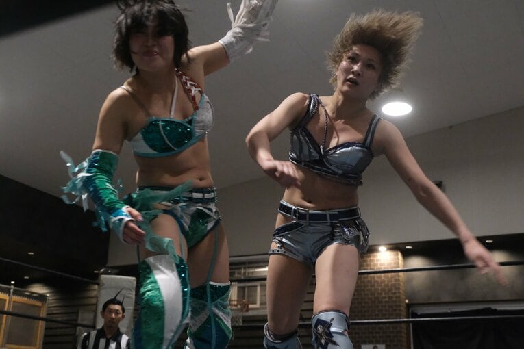 「他では見られない安納サオリだった」人気女子レスラー“3試合出ずっぱり”の凱旋興行に密着「体重が4kg減って…そりゃそうですよね」(43)