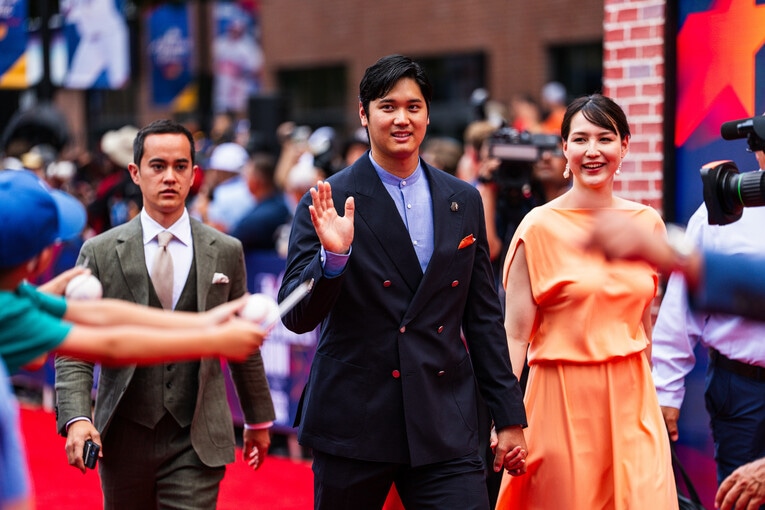 【“テレビに映らない”翔平＆真美子さんの球宴レッドカーペット／全10枚超】真美子夫人を颯爽とエスコート…写真はまだまだ続きます　©Getty Images