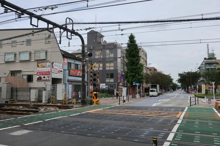 南口と北口を結ぶ踏み切り