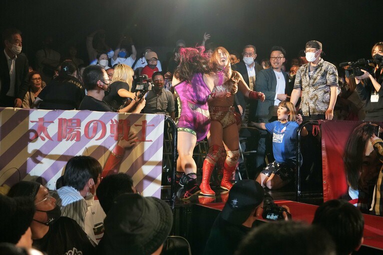 ぶちかましラリアットがSareeeを襲った