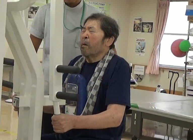 パーキンソン病によって徐々に体が動かなくなっていく中、マサさんは懸命にリハビリに励んだ　©株式会社アンサンヒーロー