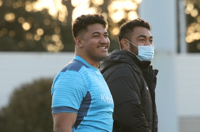 抜群の存在感を放つクボタスピアーズ船橋・東京ベイのPRオペティ・ヘル。右は日本代表で、同じトンガ生まれのヘルウヴェ。同じ姓だが親戚ではないという ／ photograph by Nobuhiko Otomo