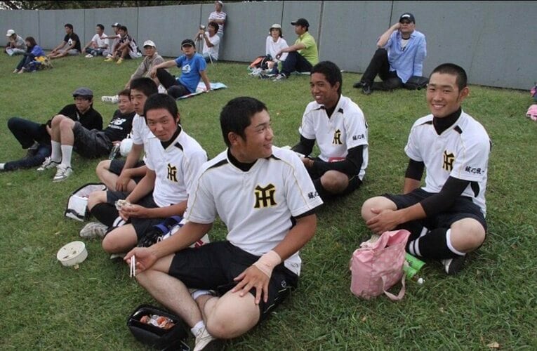 高校時代、昼食中の宗（右から2番目） ©Yuki Kashimoto