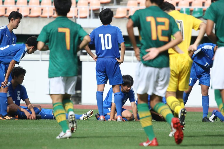 PK戦で敗れ、膝をつく清水東イレブン（3年）©︎Takahito Ando