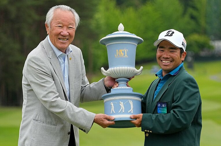 国内メジャー「BMW日本ゴルフツアー選手権森ビル杯」を制し、青木功JGTO会長（左、180cm）から優勝杯を受け取る比嘉一貴（27歳） ／ photograph by KYODO