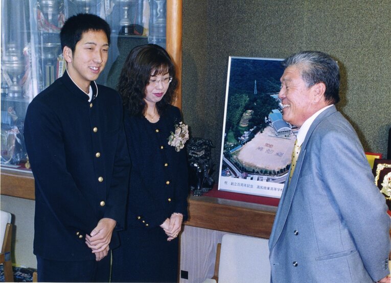 1998年ドラフト会議で阪神からドラフト1位指名を受けた藤川球児（高知商3年）　©KYODO