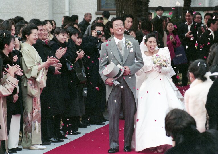 1995年12月に行われたヤクルト古田敦也とフジテレビ中井美穂アナウンサーの結婚式。東京都目黒区碑文谷のサレジオ教会で　©Sankei Shimbun