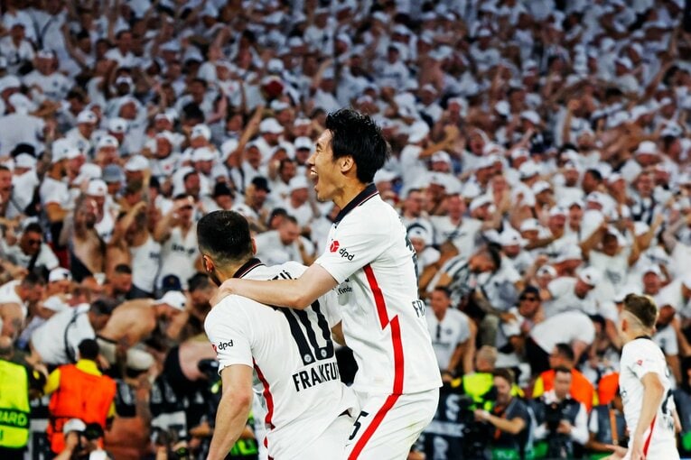 鎌田大地の号泣と“日の丸スパイク”に思い出す4年前の「カタールW杯には絶対出たいですよ」 長谷部誠とのEL優勝写真に“秘められた熱量”とは(27)