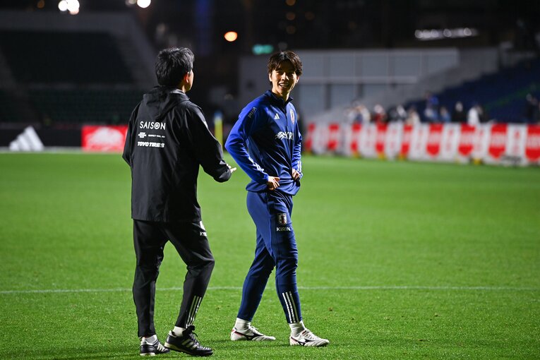 コロンビア戦後、トレーニングする田中碧。残ったサポーターから熱い声援も　©︎Takuya Kaneko/JMPA