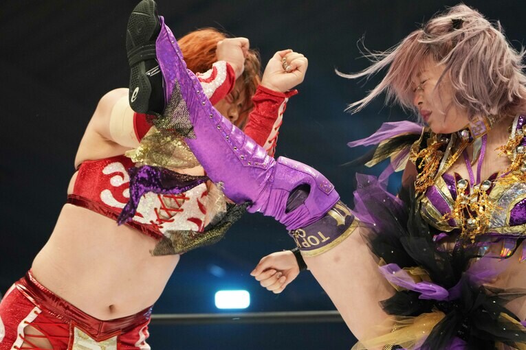 中野たむのキックをブロックする舞華　©Essei Hara