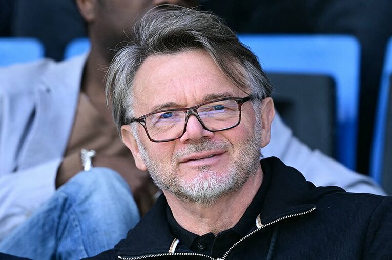 パリ五輪大陸間プレーオフを観戦するトルシエ。大岩剛監督率いる日本への評価は高い ／ photograph by AFP/JIJI PRESS