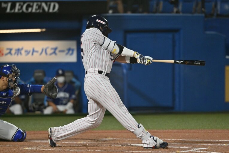 村上宗隆、最年少50号のスイングの瞬間を連続写真で見る　©Hideki Sugiyama