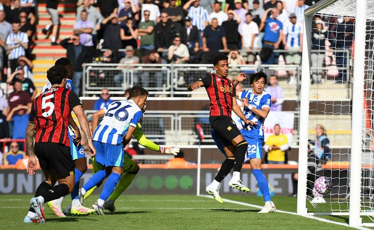 9月13日、アウェイでのボーンマス戦。三笘薫（28歳）のヘディングゴールが決まる瞬間（1枚目／全2枚）　©AFLO