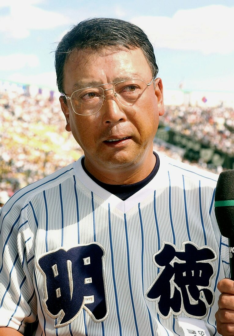 2002年夏の甲子園、初優勝を遂げた明徳義塾・馬淵史郎監督　©JIJI PRESS