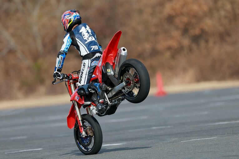 モタードでストッピーを披露する小椋　©Satoshi Endo