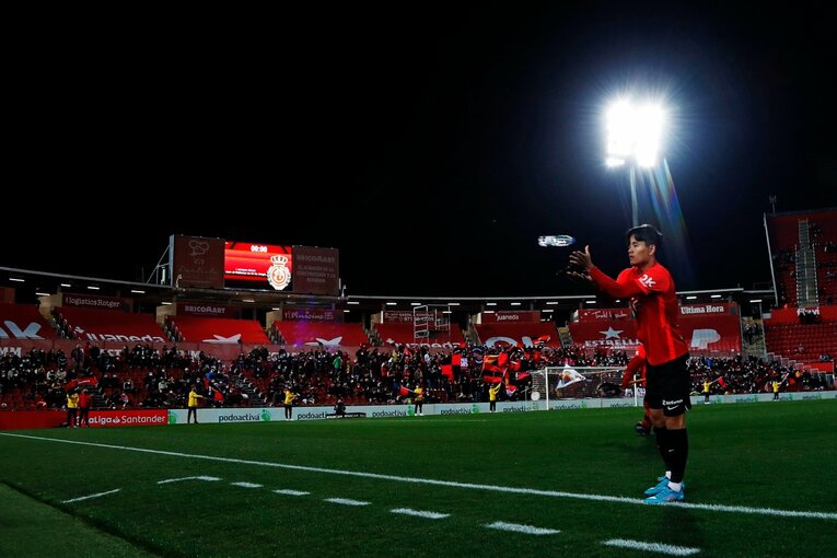 久保建英の“劇的決勝ゴール後に消えた疾走”は「客席に飛び込みたかったけど高すぎて無理」だった？《カメラマンが見た真相》(8)