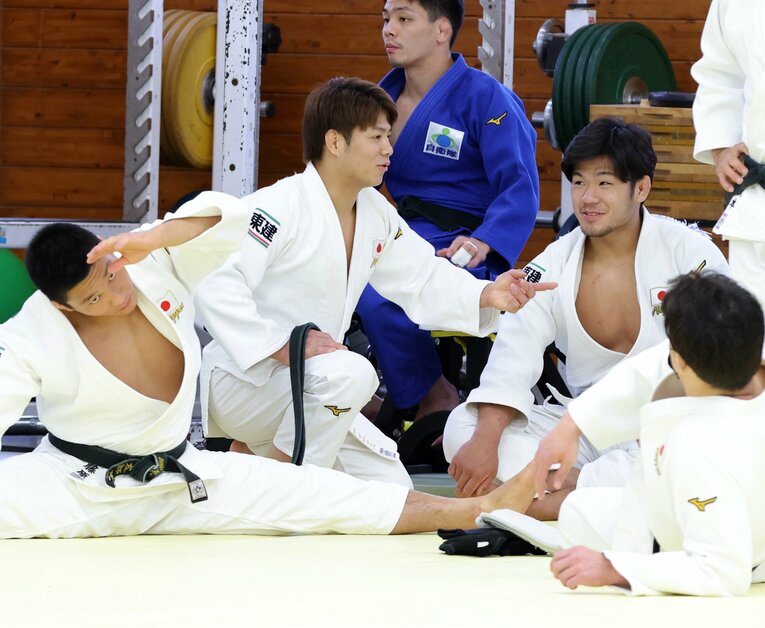 阿部一二三と笑顔で会話する増山香補　©JIJI PRESS