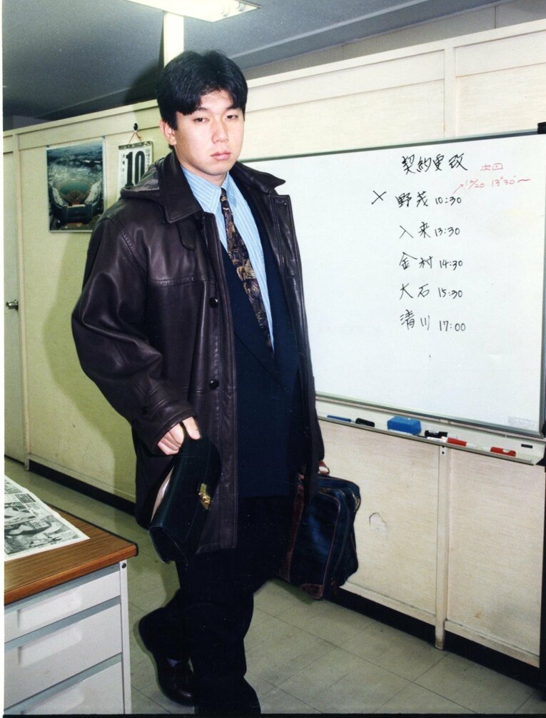 近鉄の球団事務所に契約更改交渉で訪れた野茂。後ろのホワイトボード、野茂の文字の横にはこれ見よがしにバツ印が付けられている　©Sankei Shimbun