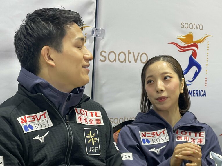 インタビュースペースで笑顔を見せたりくりゅう　©Akiko Tamura