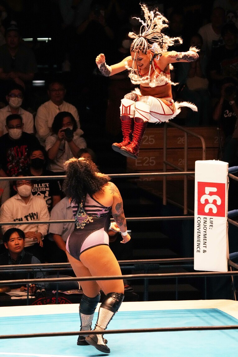 コーナーからロケット砲を放つジュリア　©Essei Hara