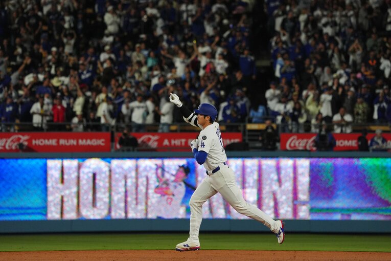 アスレチックス戦の4回、この日2本目となる15号本塁打を放った大谷 ©︎Shizuka Minami